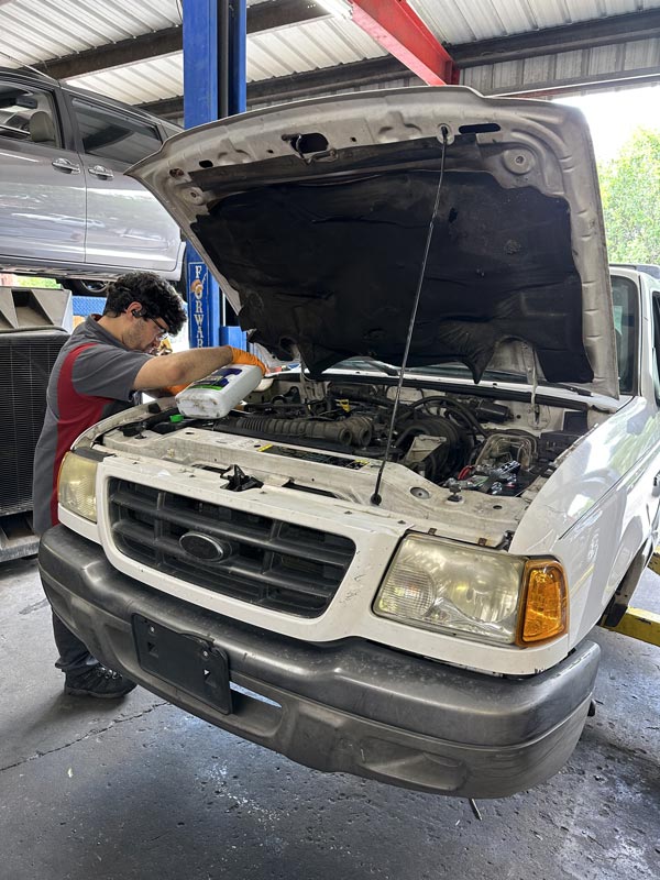 Airconditioning repair service mechanic